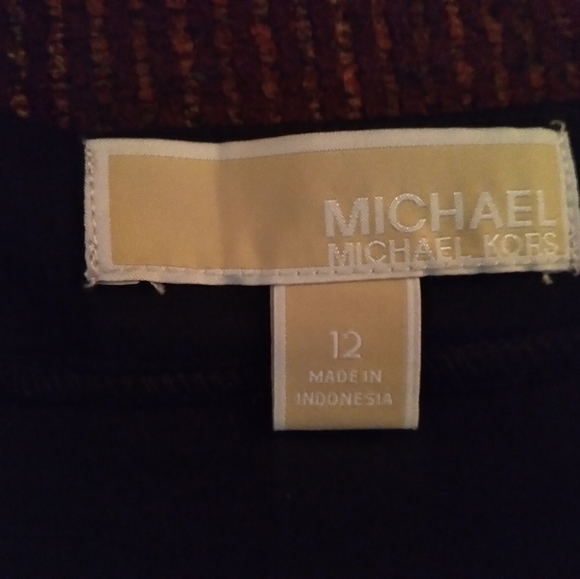 Short black skirt - Picture 2 of 3